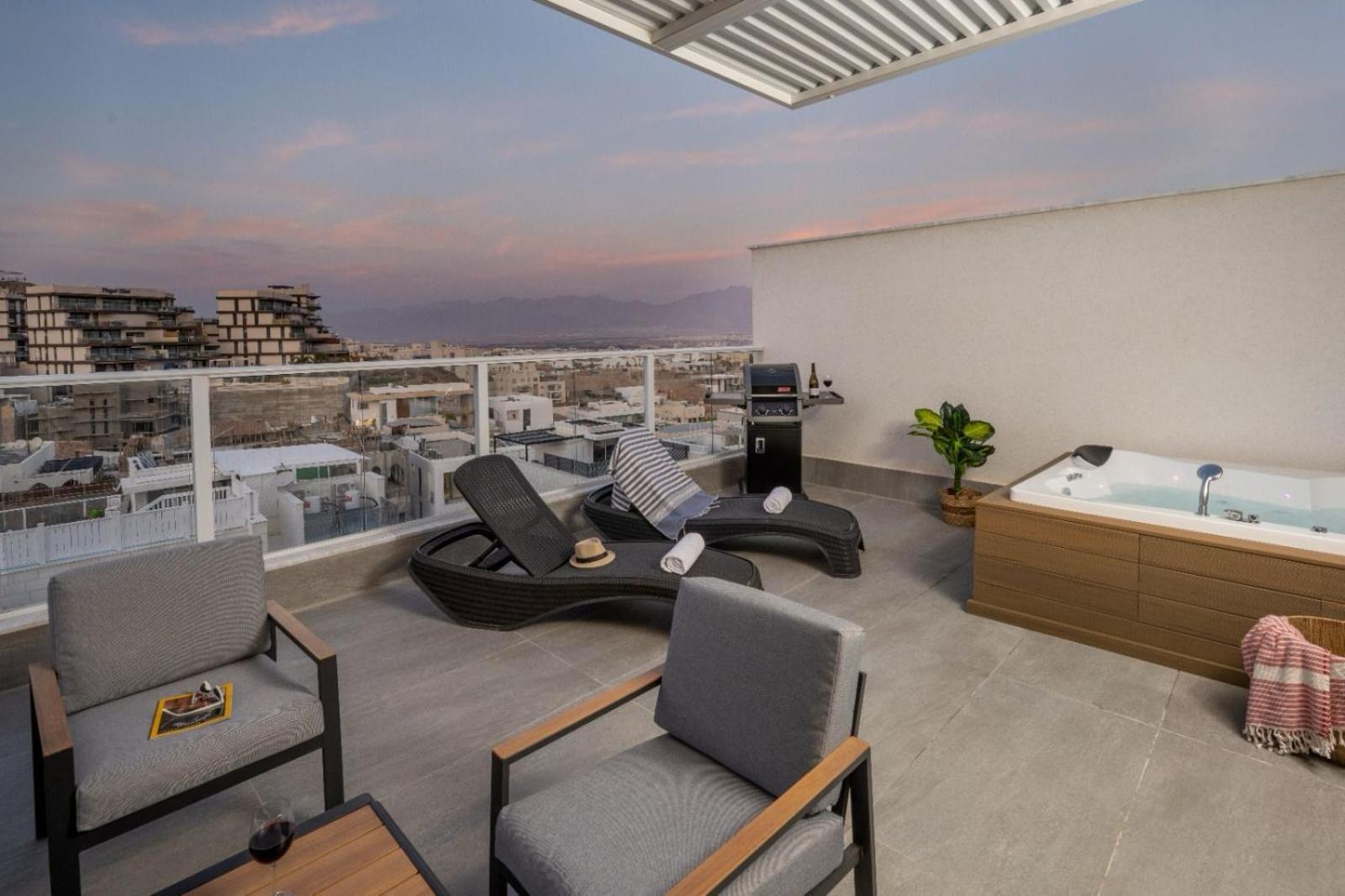 Mountain And Sea View - Penthouse With Private Pool Apartment Eilat Bagian luar foto